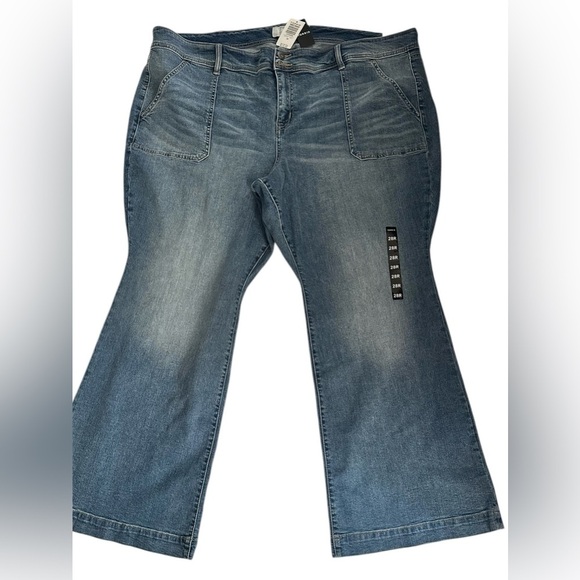 ⭐️NWT⭐️Torrid Flared Leg Blue Medium Wash Denim Jeans Womens Plus Size 28R - Picture 1 of 9